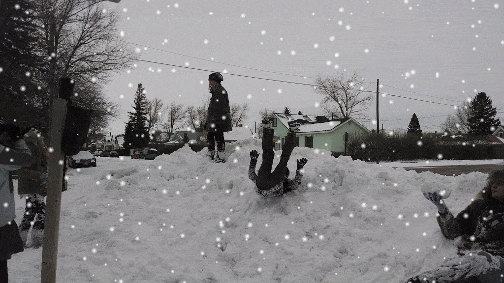 Ảnh động lũ trẻ vui đùa bên tuyết