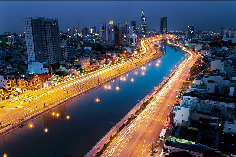 Hình ảnh thành phố Sài Gòn được soi bóng bên sông về đêm