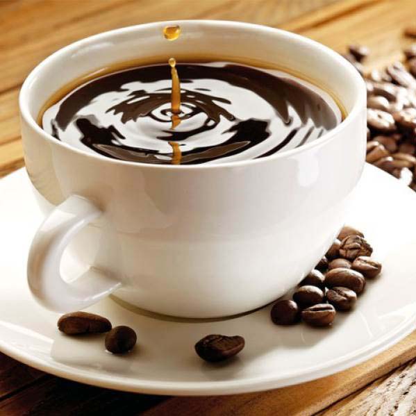 Một bức tranh tuyệt đẹp với một tách cà phê đen