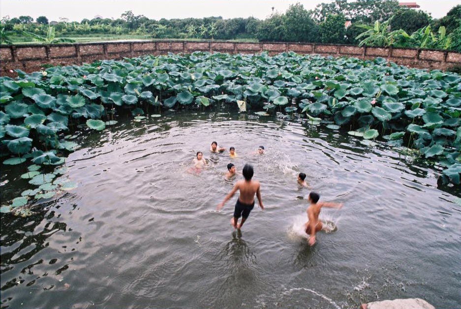 Hình ảnh đẹp trẻ em tắm ở bể bơi làng quê