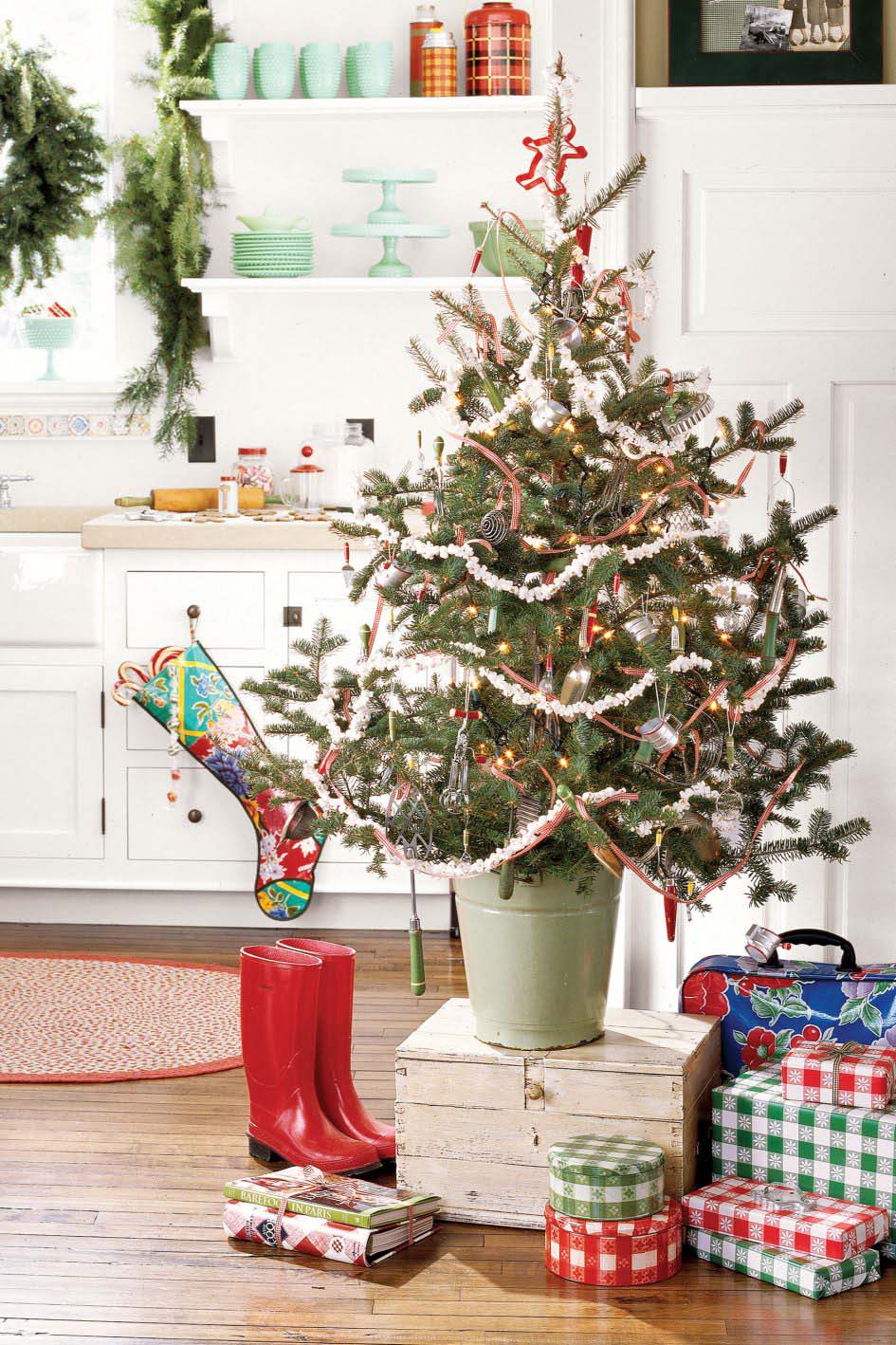 Hình ảnh cây thông Noel được trang trí trong nhà