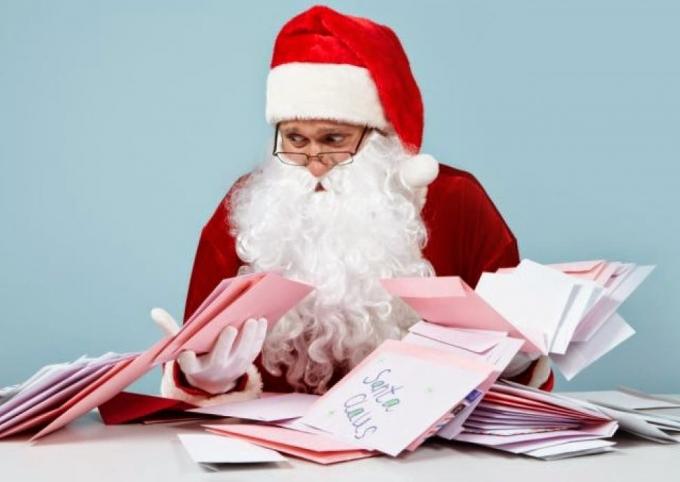 Hình ảnh ông già Noel đọc thư vui nhộn