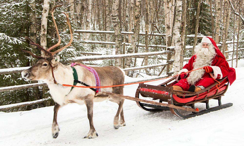 Hình ảnh ông già Noel cưỡi xe đẩy đi phát quà